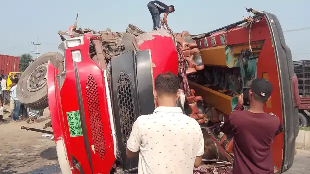 ব্রাহ্মণবাড়িয়ায় বাস ও কাভার্ড ভ্যানের সংঘর্ষ, মৃত ২...