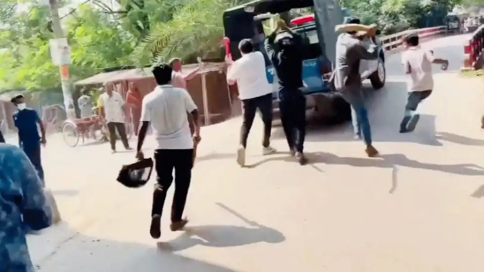 গোপালগঞ্জে পুলিশের গাড়িতে হামলা ও ভাঙচুর, আহত দুই সদস্য