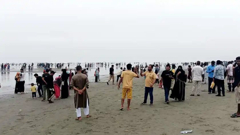 মেঘলা আবহাওয়া ও ঝুঁকি সত্ত্বেও কক্সবাজারে পর্যটকদের অবকাশ