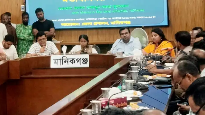 সড়ক নিরাপত্তা নিশ্চিত করতে মানিকগঞ্জে বিশেষ বৈঠকে নীতিনির্ধারকরা...