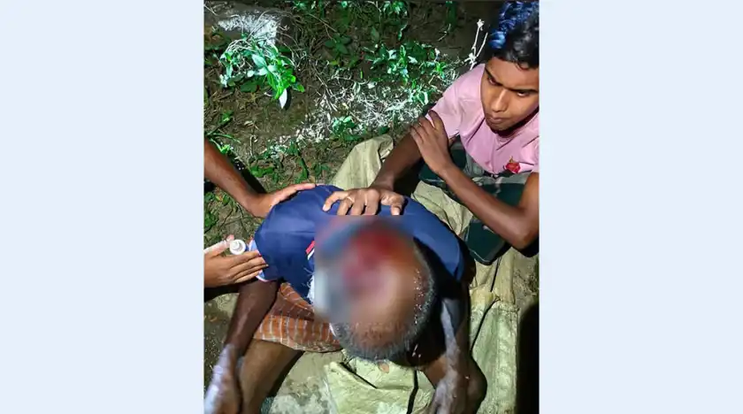 যশোরে যাত্রীবেশে দুর্বৃত্তের হামলা, ৬০ বছরের ভ্যানচালক হাসপা