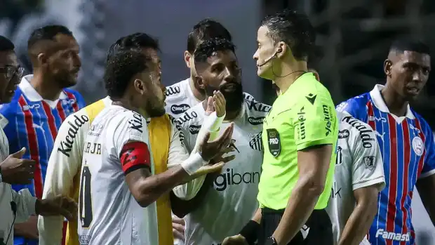 বিতর্কিত মন্তব্যের মুখে ব্রাজিলে লাল কার্ড পেলেন নেইমার