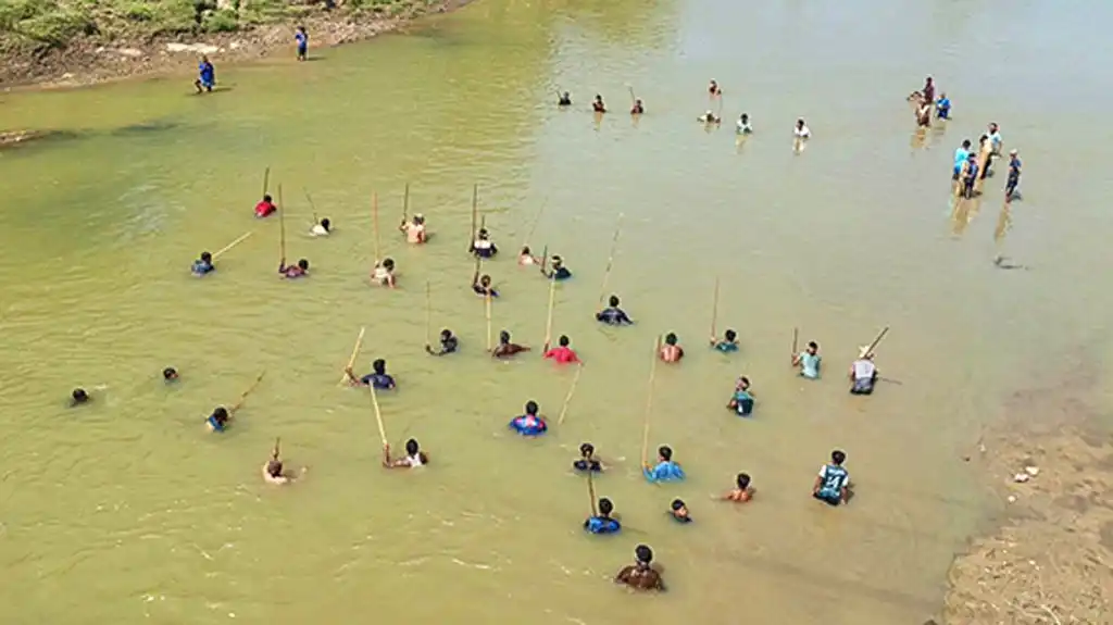 শতবর্ষের ধারাবাহিকতায় ধলাই নদীতে ঐতিহ্যবাহী পলো উৎসব