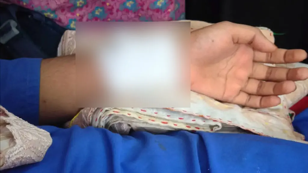 সীতাকুণ্ডে স্কুলছাত্রীকে ছুরিকাঘাত করে স্বর্ণালঙ্কার ছিনতাই