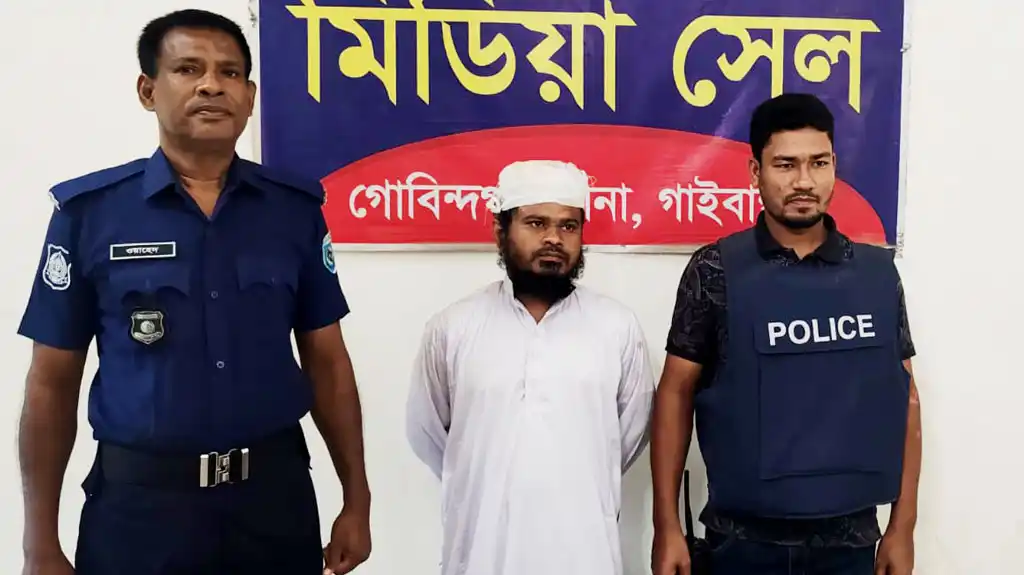 ছাত্রের মার আপত্তিকর ছবি দেখিয়ে ৩ লাখ টাকা হাতিয়ে নেয় শিক্ষক