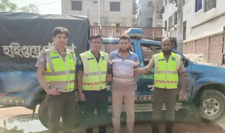 টাঙ্গাইলে পিকআপ ছিনতাইয়ের সময় ৩৪ মামলার তালিকাভুক্ত আসামি গ্
