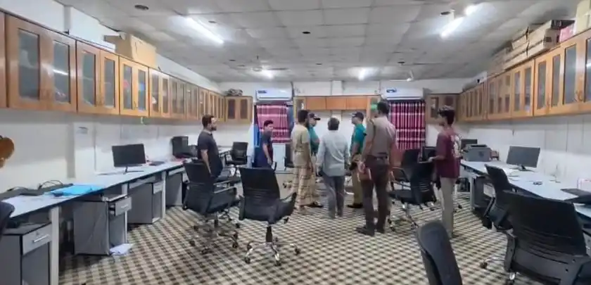 হাজারীবাগে কুরিয়ারের গুদামে আগুন ও কর্মীকে মারধর