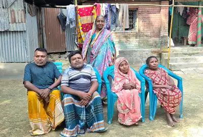 মানিকগঞ্জে চার ভাইবোনের কষ্টের জীবন