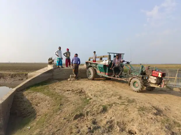 সংযোগ সড়ক ধসে মিঠামইনের হাওরে ব্যাহত কৃষি কার্যক্রম