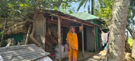 টাকা নেই, বইও জোটেনি—রাজশাহীতে অনিশ্চয়তার মুখে রুকসানার জীবন...