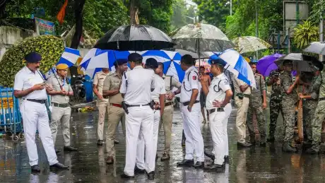 কলকাতায় জনবহুল রাস্তায় নগ্ন করে ঘোরানোর ঘটনায় মামলা রুজু