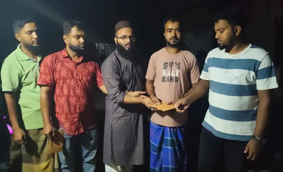 করিমগঞ্জে পোড়া তিন পরিবারকে ৩০ হাজার টাকা সহায়তা দিল বন্ধুসভ