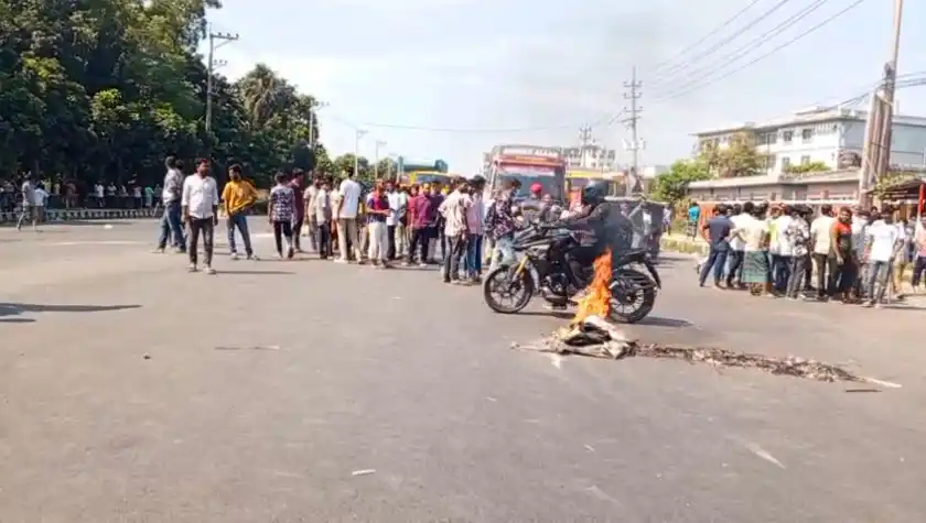 কালিয়াকৈরে বেতন বৃদ্ধির দাবিতে শ্রমিকদের সড়ক অবরোধ