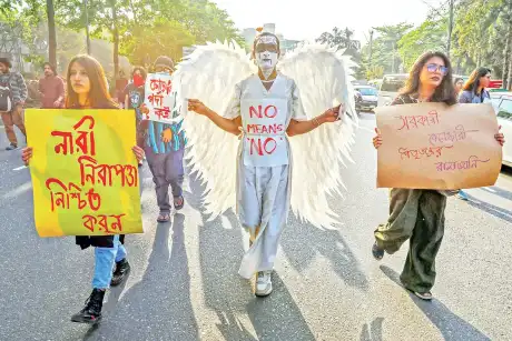 নারী স্বাধীনতার পথে অদৃশ্য সুতোর টান ও সমাজ বাস্তবতা