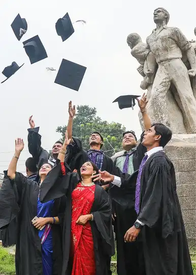 সমাবর্তনে দুই বিশিষ্ট ব্যক্তিকে ডক্টর অব লজ ও সায়েন্স ডিগ্রি