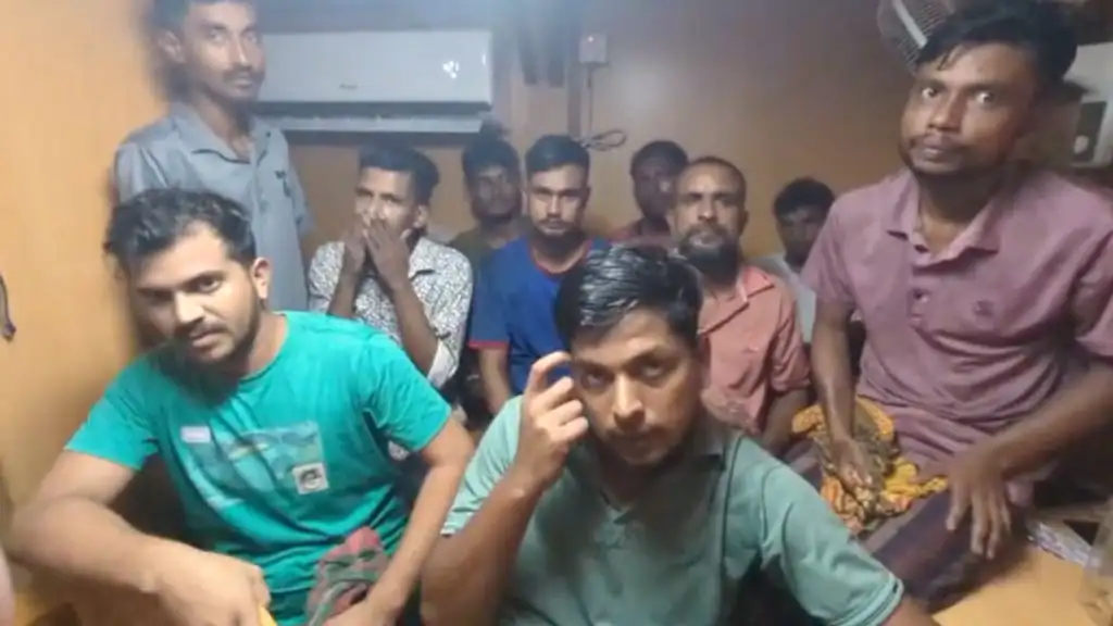 মোংলায় তেলবাহী জাহাজের ধাক্কায় তলিয়ে গেল কয়লাবাহী জলযান