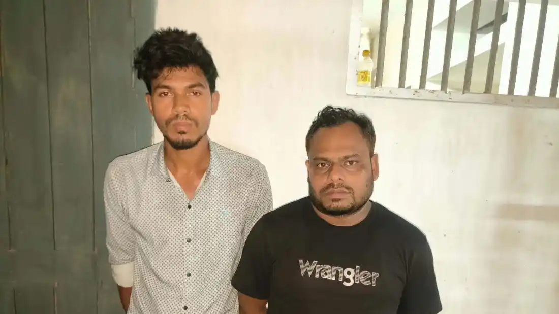 ভোলার বোরহানউদ্দিনে বাড়ি বাড়ি গিয়ে ট্যাক্স তোলার সময় দুই প্র