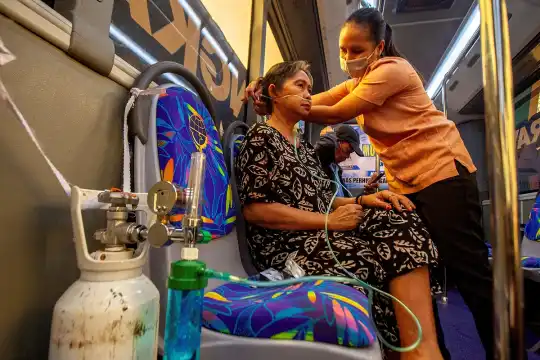 ইন্দোনেশিয়ার দাবানল: বিষাক্ত ধোঁয়া মোকাবেলায় অক্সিজেন বাস চা