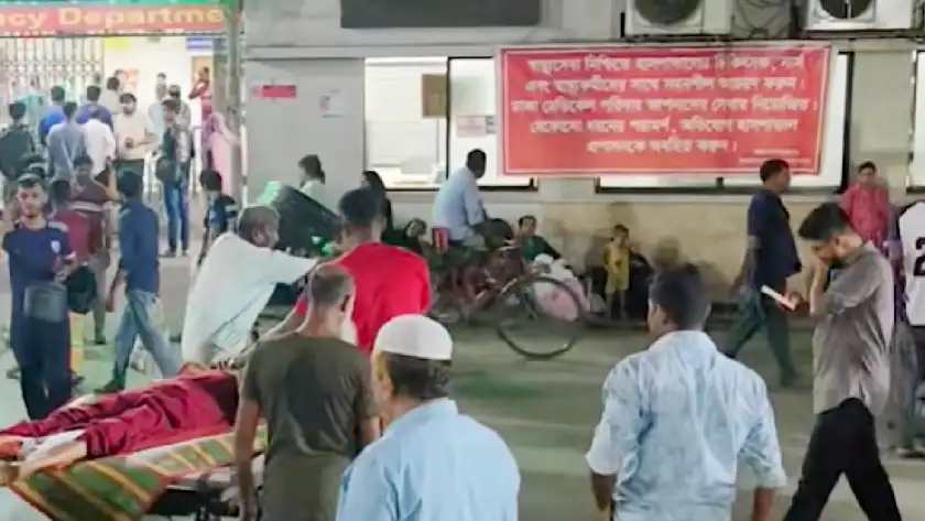 চালকদের হঠাত্ কর্মবিরতিতে ঢামেক চত্বরে চরম ভোগান্তি