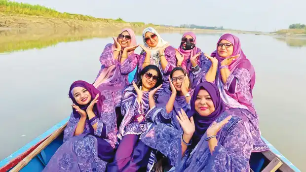 কালিগঙ্গার জলে উইয়ের নারীদের আনন্দভ্রমণ ও পিঠা উৎসব